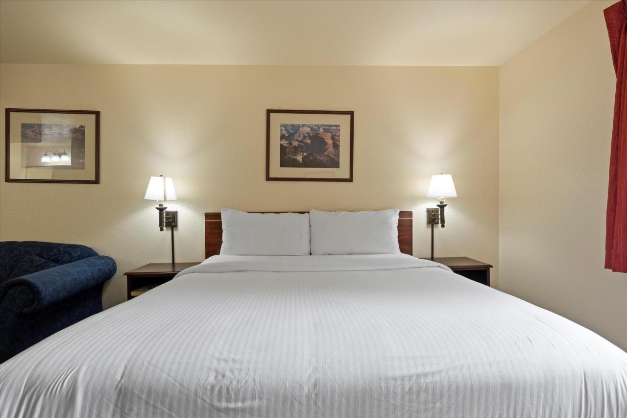 Quincy Inn & Suites — photo 7