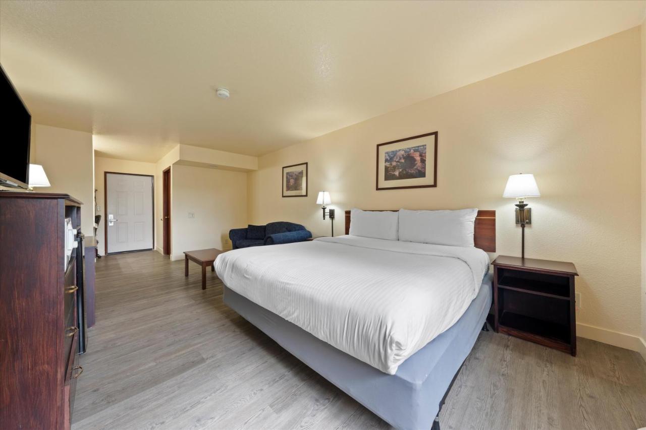Quincy Inn & Suites — photo 10