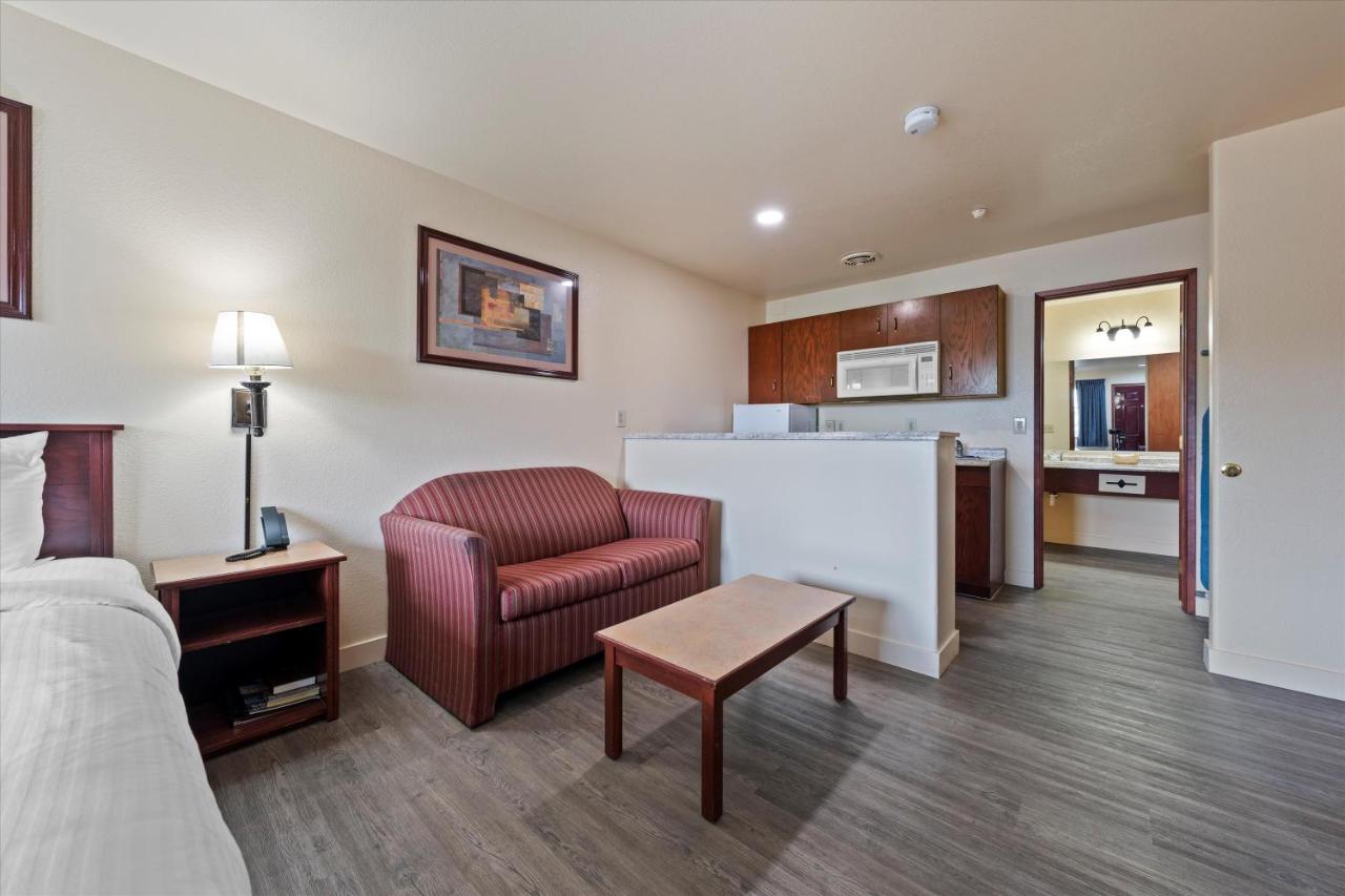 Quincy Inn & Suites — photo 21