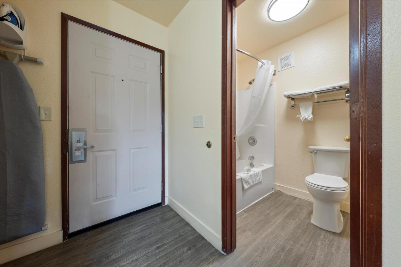 Quincy Inn & Suites — photo 12