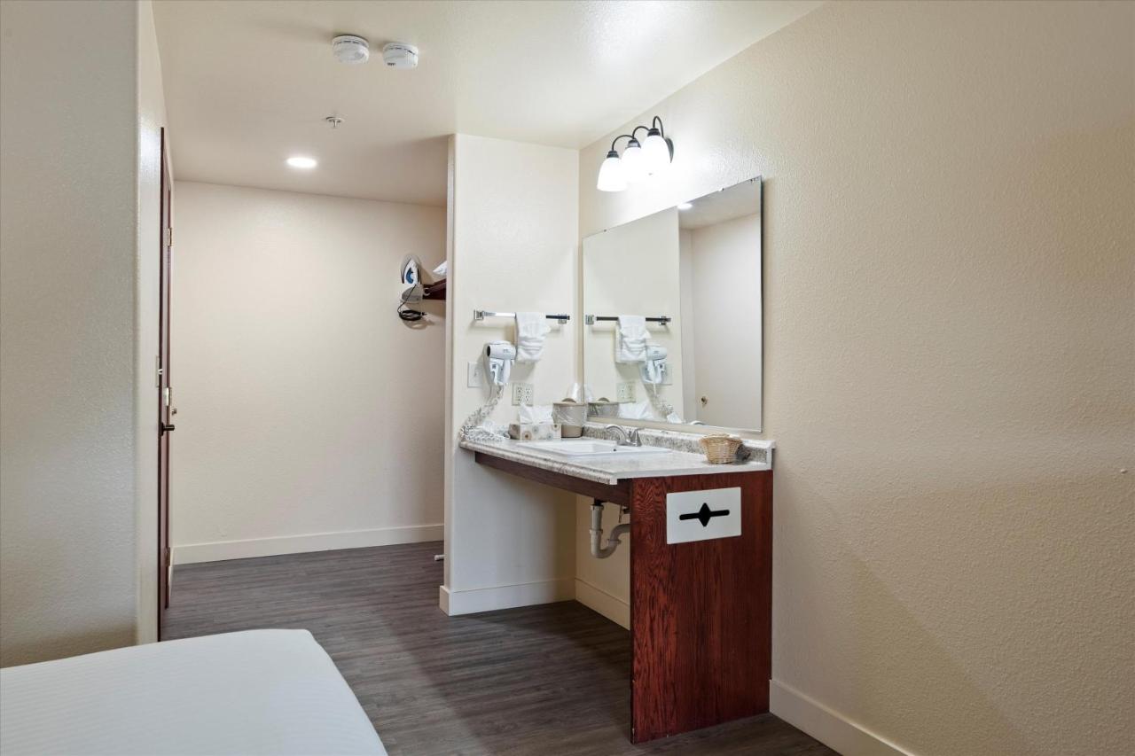 Quincy Inn & Suites — photo 2