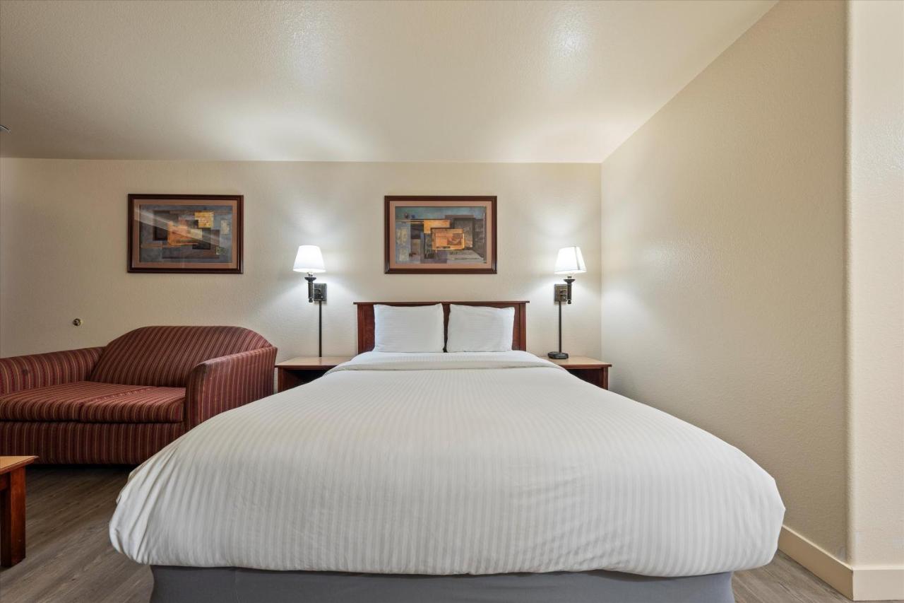 Quincy Inn & Suites — photo 16