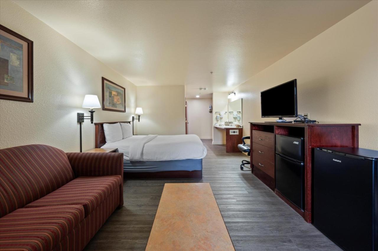 Quincy Inn & Suites — photo 14