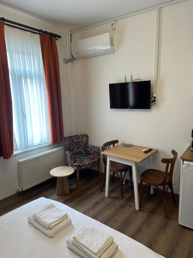 Yellowhouse Room 3 - 5