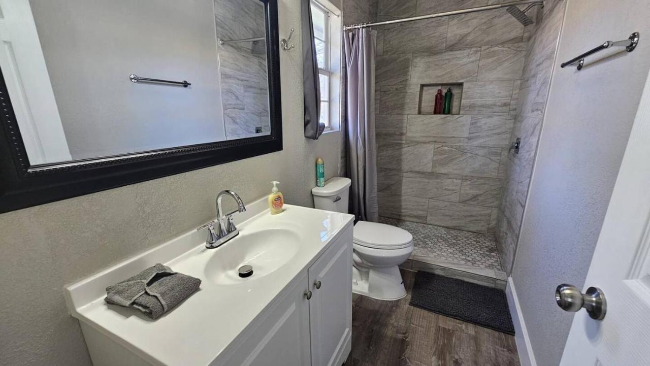 Spacious Home Near Downtown 4 BR3 Baths - 3
