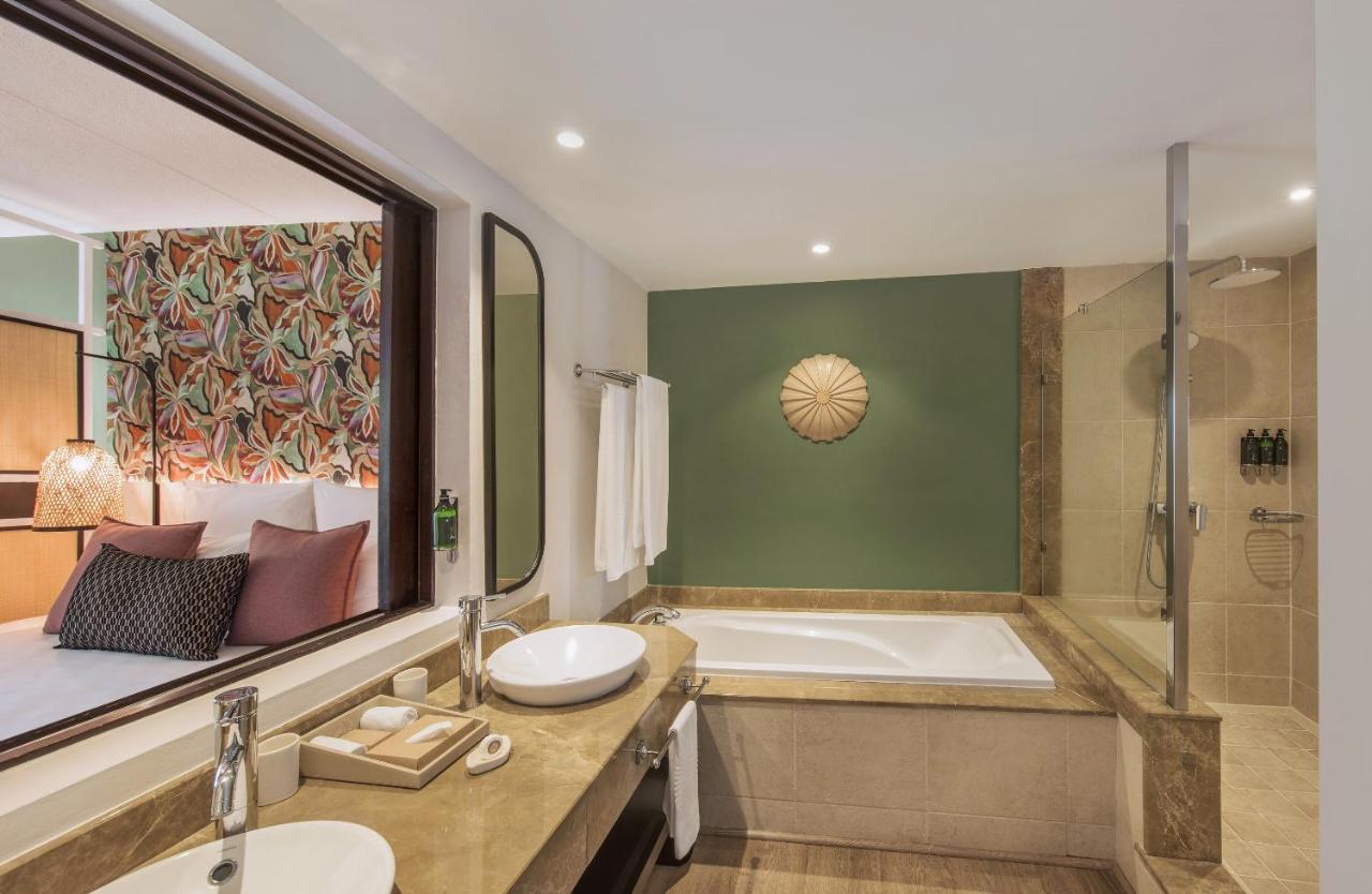 Victoria Beachcomber Resort & Spa - 3