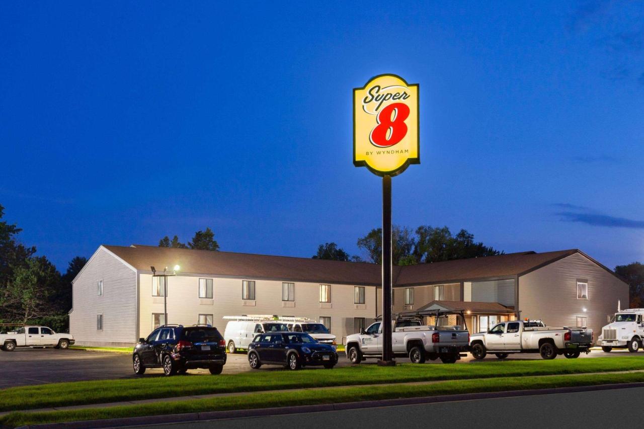 Image: Super 8 by Wyndham Sun Prairie/Madison E