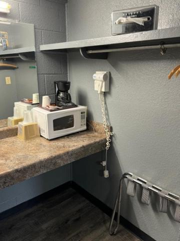 Pratt Budget Inn — photo 4