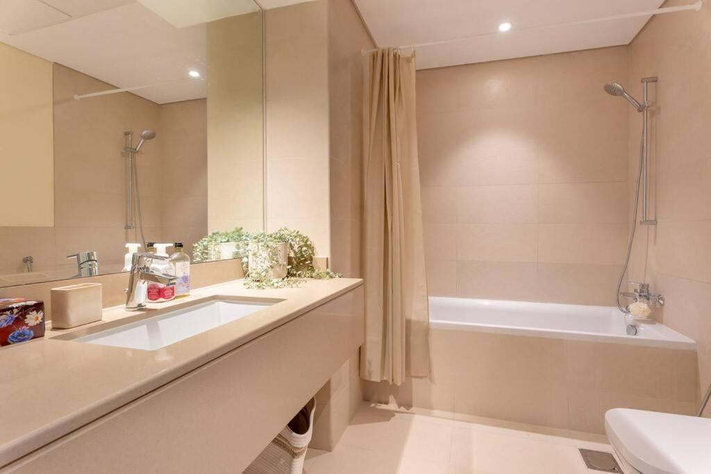 Modern2BR ElegantYas Island703 - 3