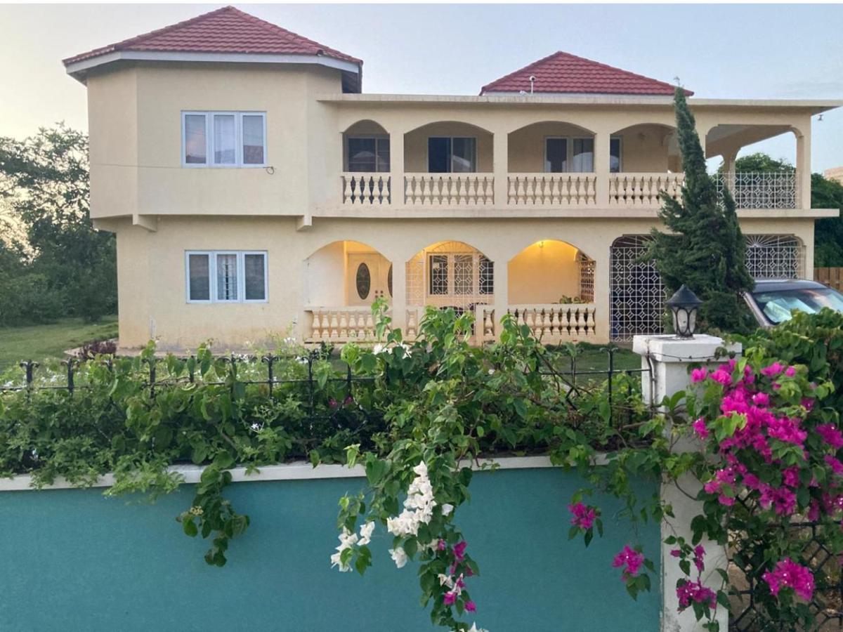 Beachside calm, Footsteps to the sand and sea - 4