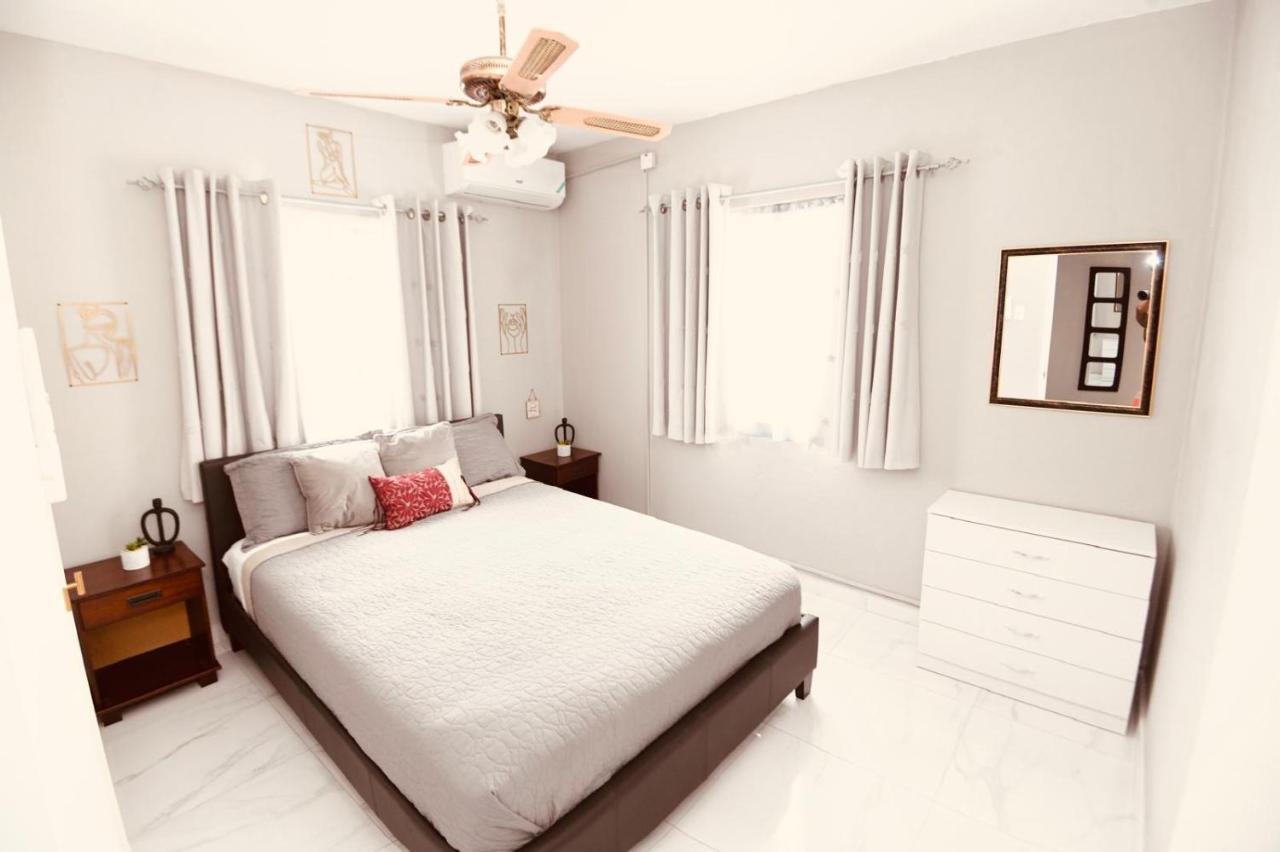 Spacious & Cozy 2 bedrooms Townhouse in gated community, excellent location in KGN8