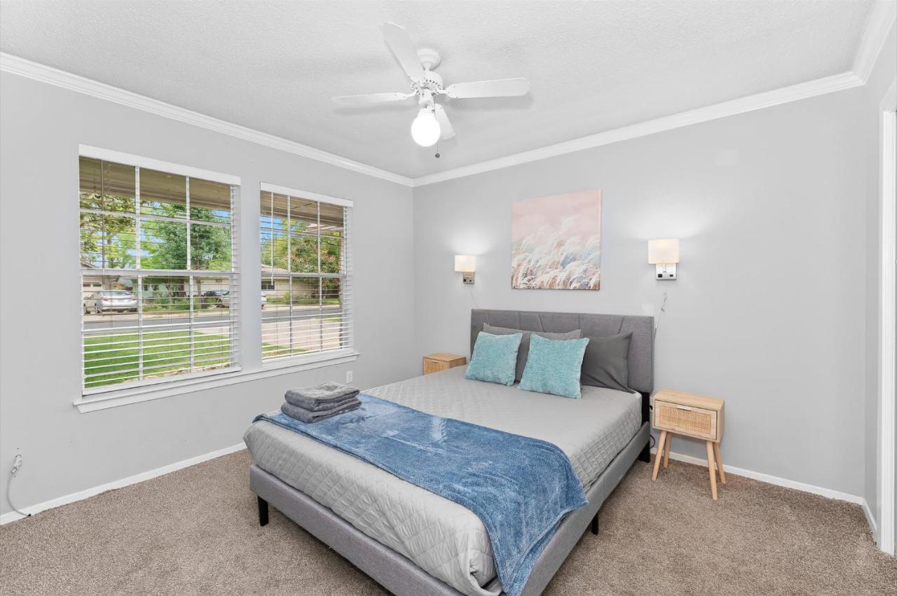 Pet Friendly - Q2 & Domain - King Bed - Pool Table - 2