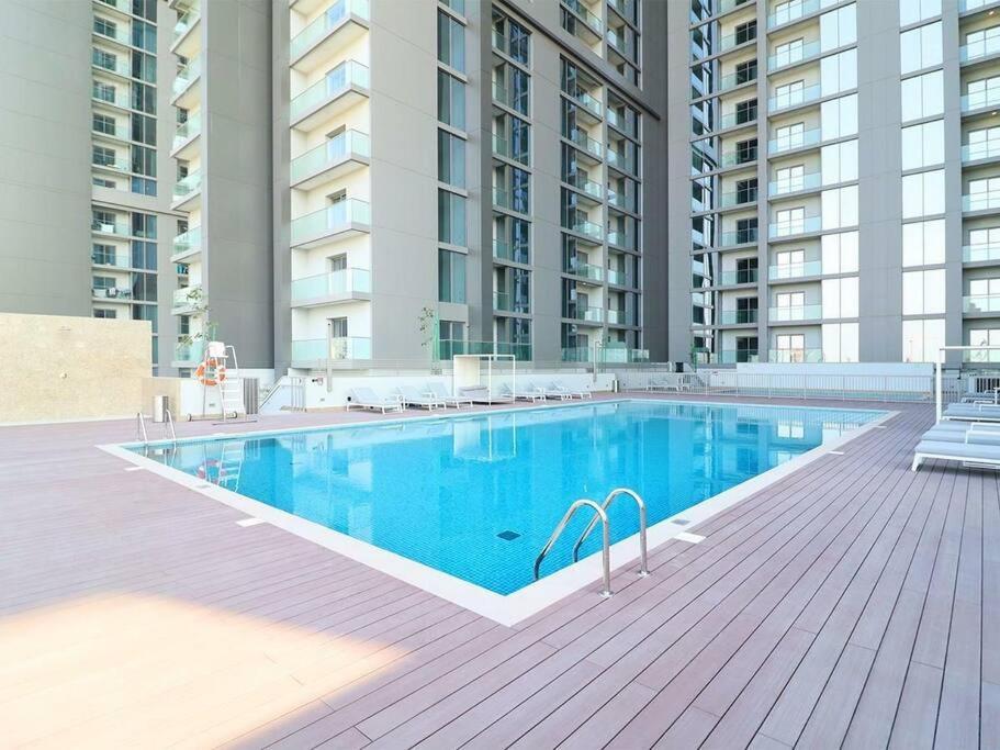 Pet free 1BR with Balcony Pool Gym Near Downtown - 4