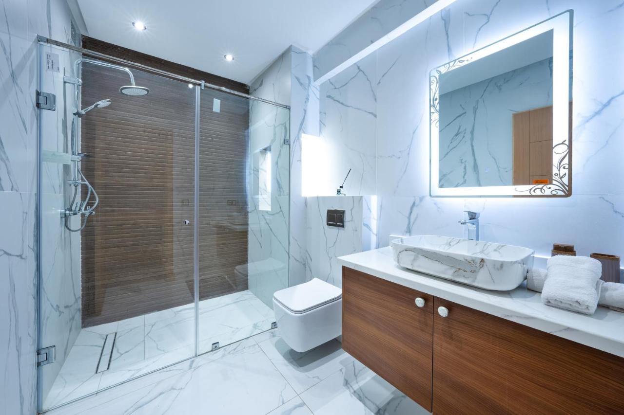 Bright Flat in Heart of Center - 3