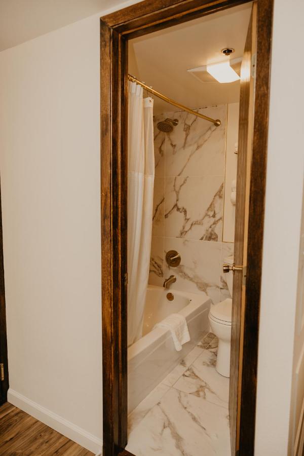 The Brooks Hotel Restaurant and Lounge — photo 8