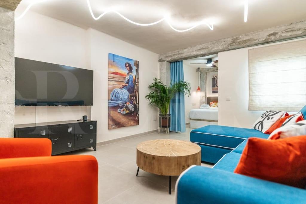 Stylish apartment with a street art touch by REMS - 5