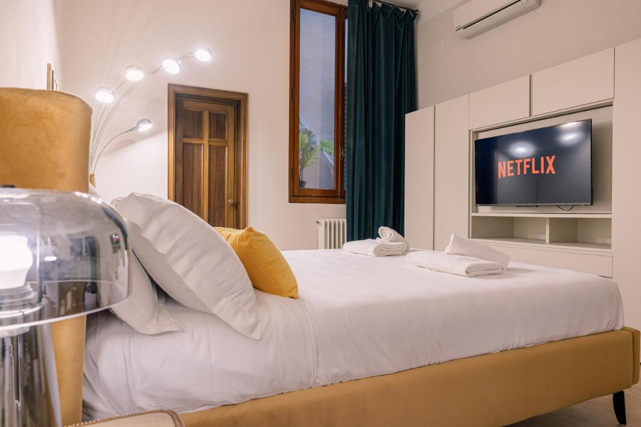 Accademia Luxury Art Apartment - 3