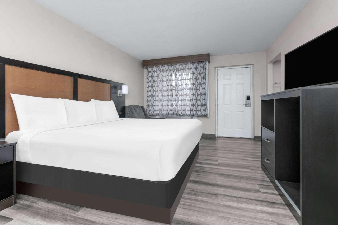 Baymont by Wyndham Austin University Area - 4