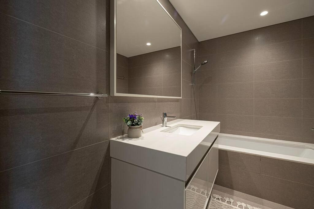 2 BR Dubai Luxury apartment Full Burj Views - 3