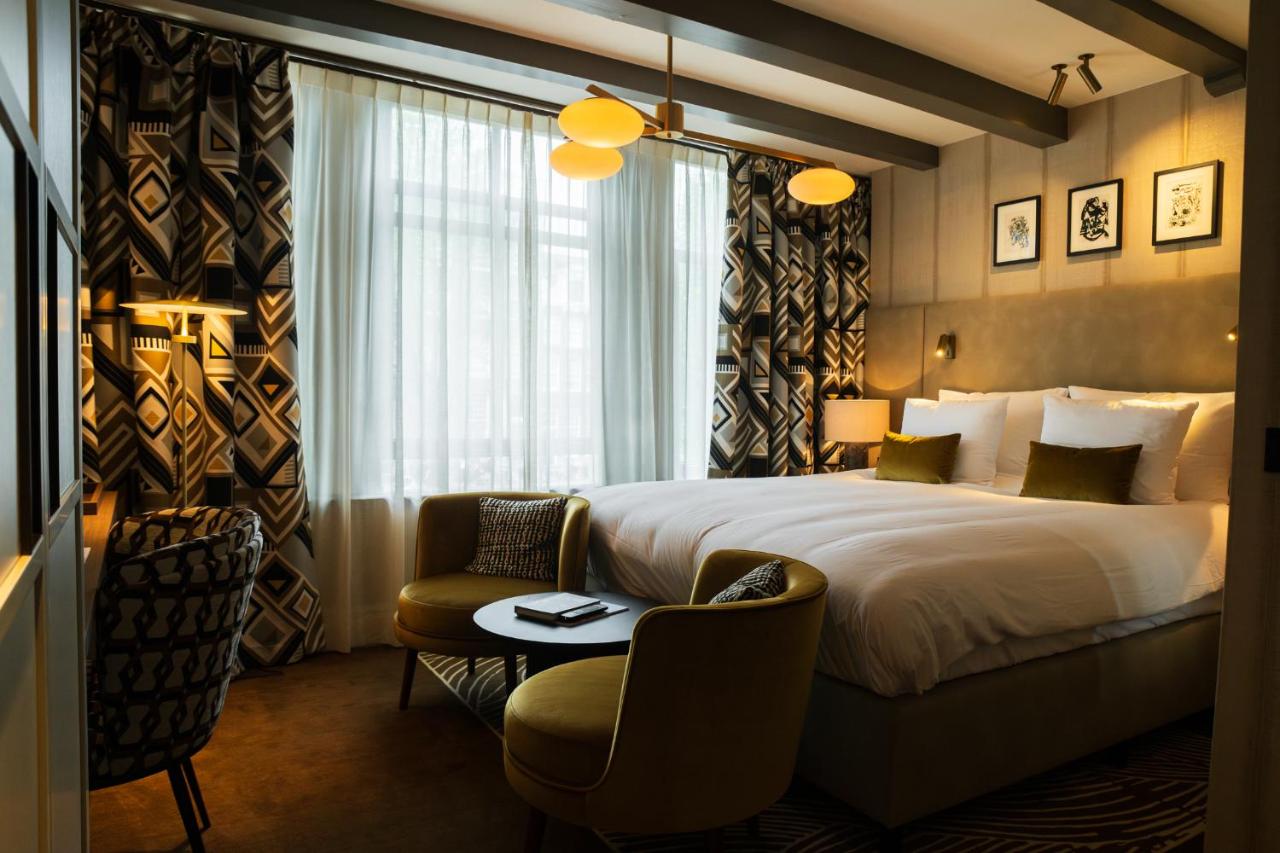 Een bed of bedden in een kamer bij Ambassade Hotel