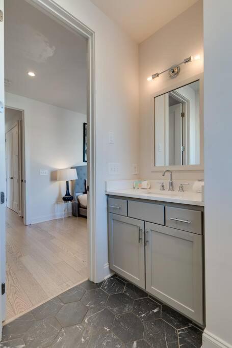 Rooftop Fun, Walk to the Gulch and 12th S near Broadway - 3