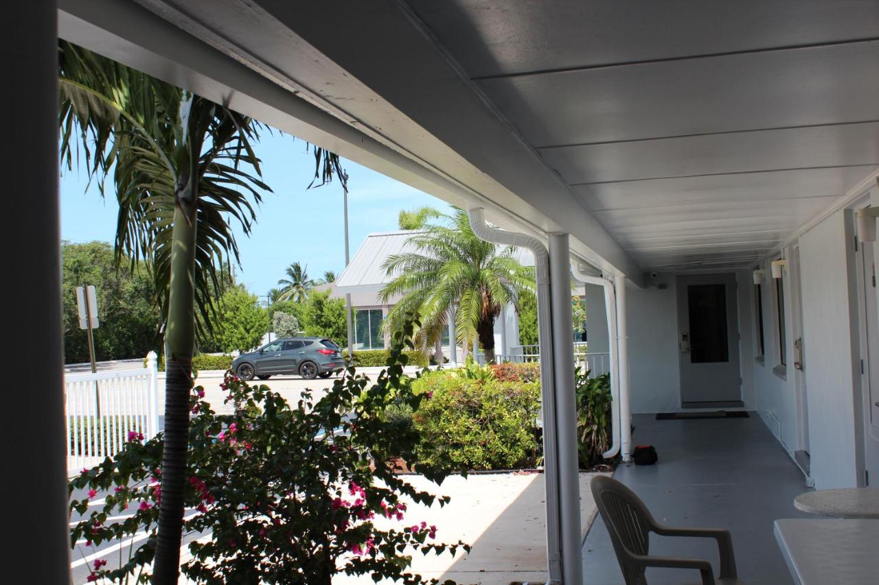 Economy Inn Lake Worth Beach — photo 20