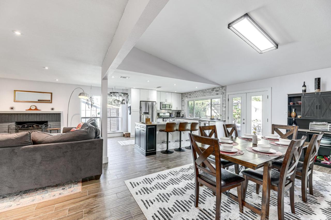 Outdoor Pool and Fire Pit Modern Austin Home - 5