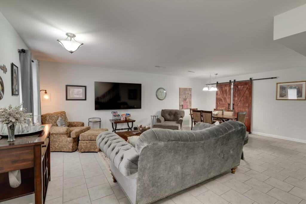 Beautiful 3 Bedroom- free parking 2M to Broadway - 5