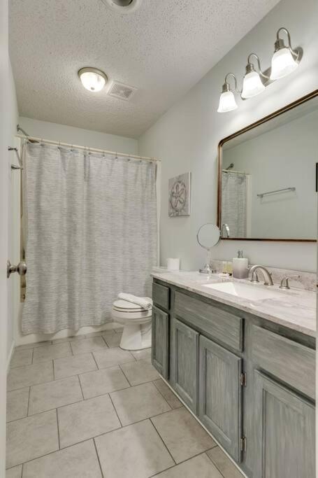 Beautiful 3 Bedroom- free parking 2M to Broadway - 3