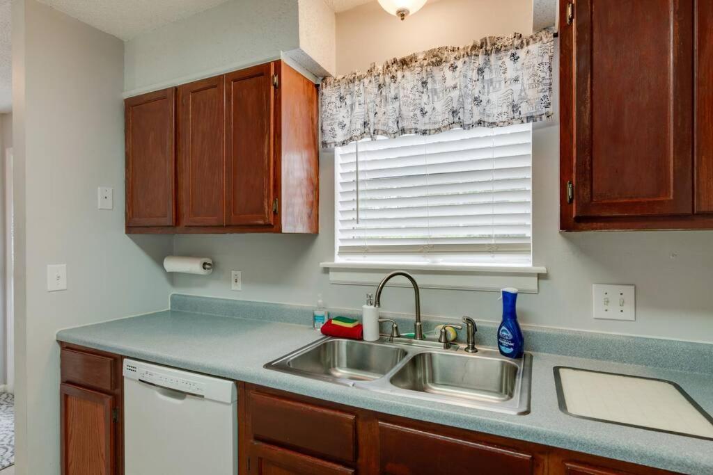 Lovely 2 BDR Condo with Balcony 2M to Broadway - 3