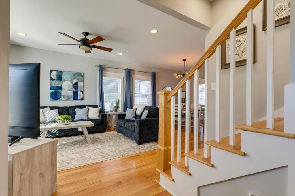 3 Bedroom Home- HUGE yard for pets 4 miles to Broadway - 3