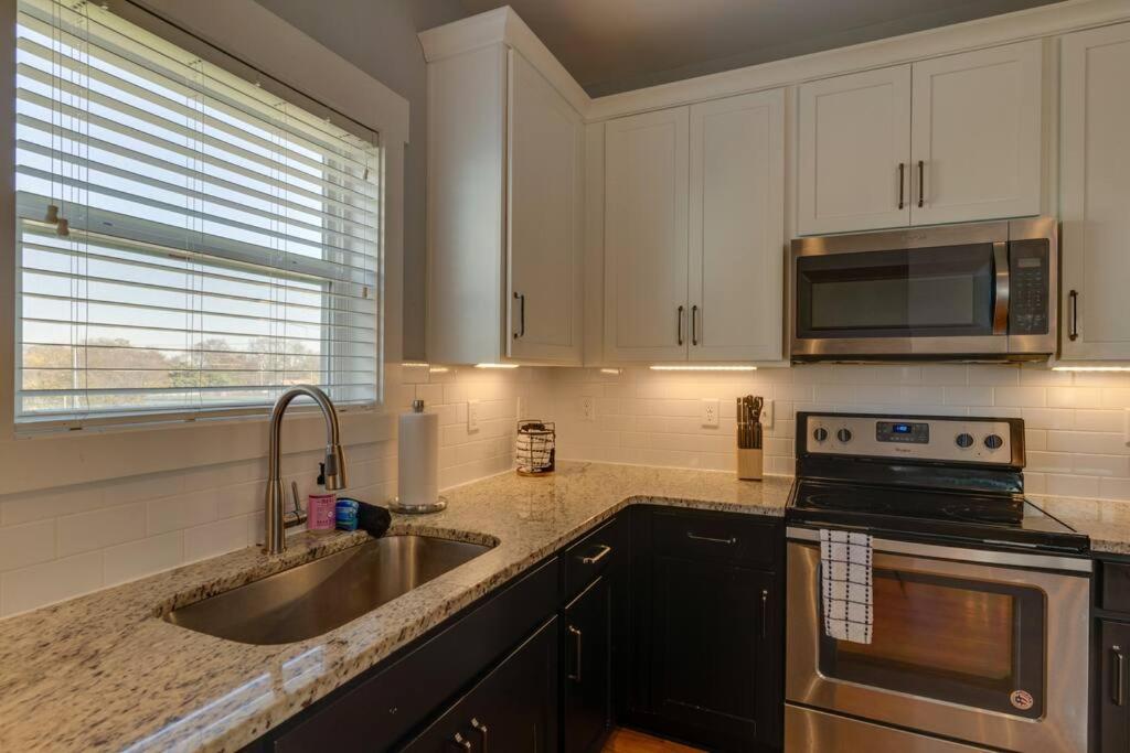 3 Bedroom Home- HUGE yard for pets 4 miles to Broadway - 5