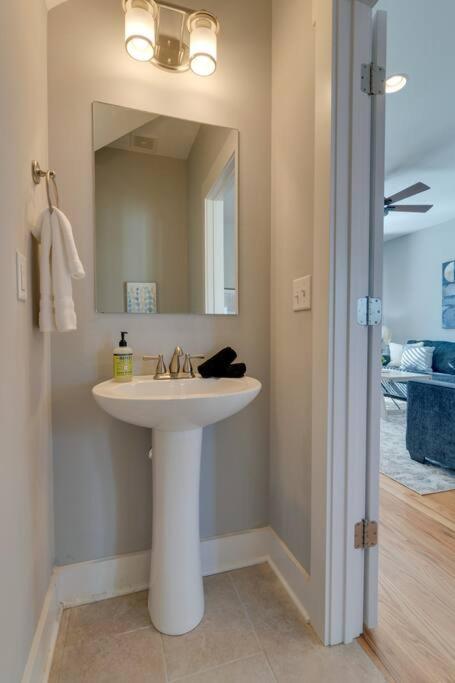 3 Bedroom Home- HUGE yard for pets 4 miles to Broadway - 4