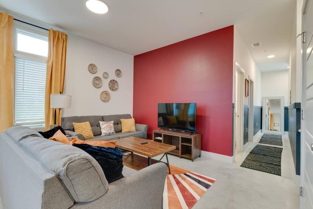 Chic Condo, 2mi to Downtown, Sleeps 8, by Geodis - 3