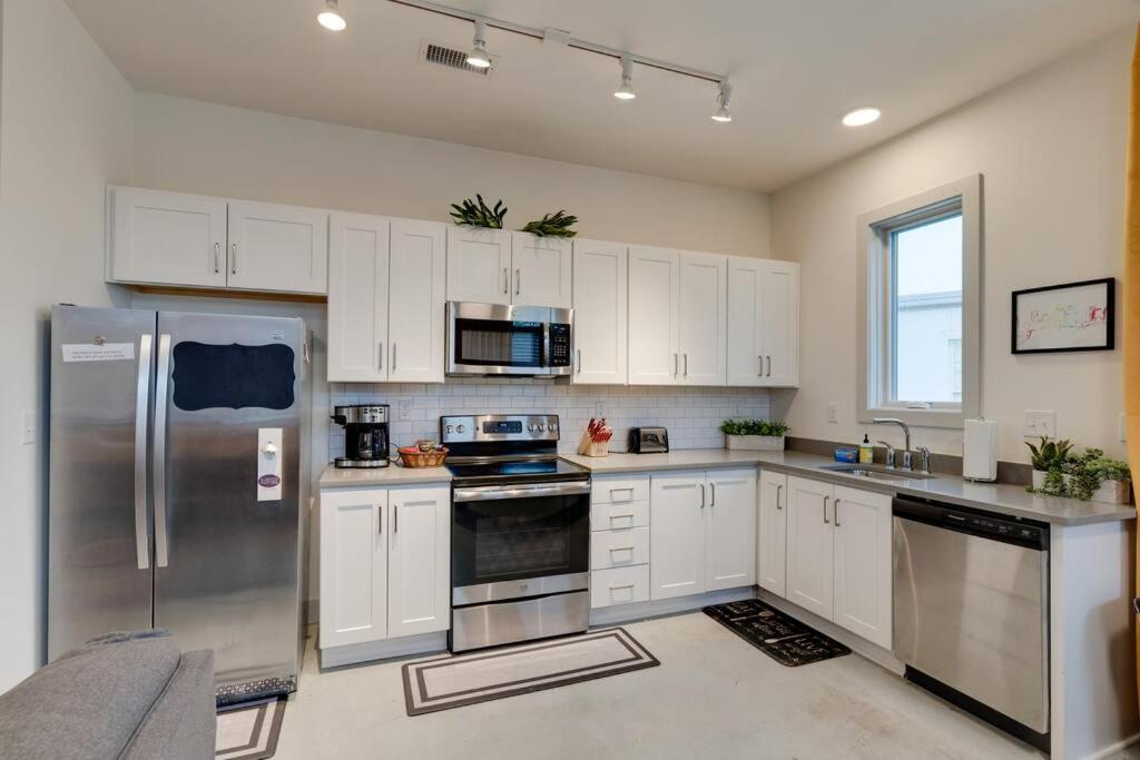 Chic Condo, 2mi to Downtown, Sleeps 8, by Geodis - 5