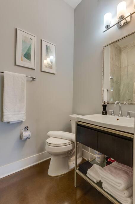 Luxury Townhome! Rooftop-Game Room! Near Broadway! - 4