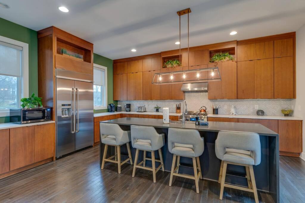 Luxury Townhome! Rooftop-Game Room! Near Broadway! - 3