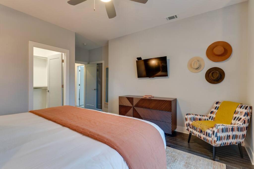 Luxury Townhome! Rooftop-Game Room! Near Broadway! - 5