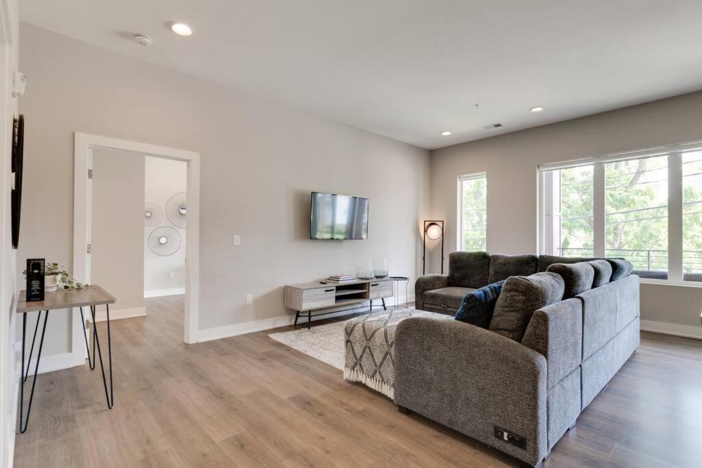 Spacious 2BD-Close To Everything - 5