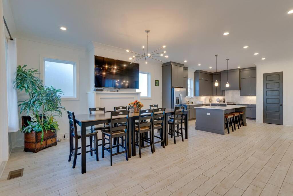 Spacious Home Only 2 Mi to Broadway - 4