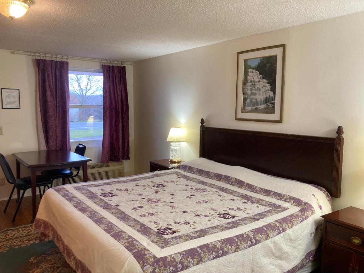 Golden Knight Inn and Suites — photo 4