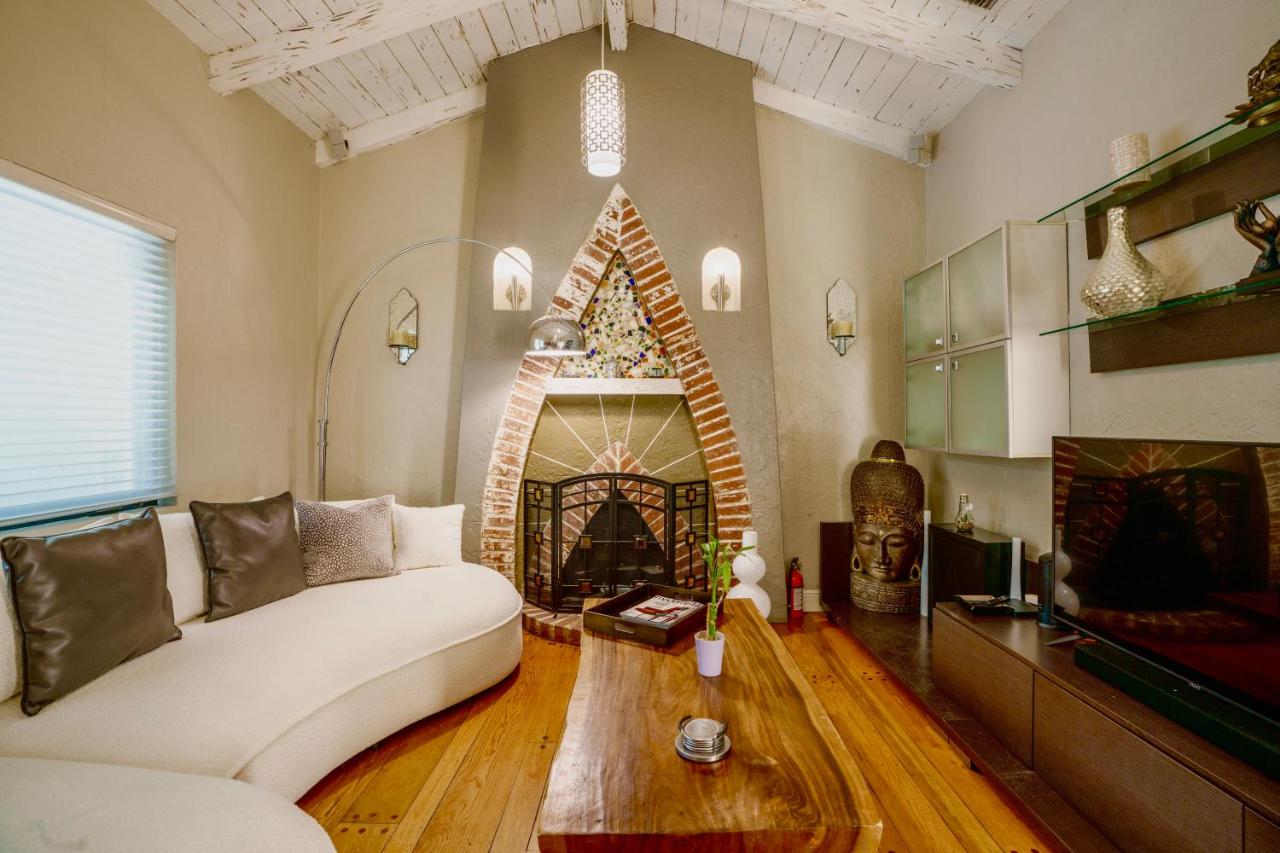 Entire private Beautiful 2 Bedroom plus Den House with gated front&back yard and Free parking 10min drive to Miami Beach - 2