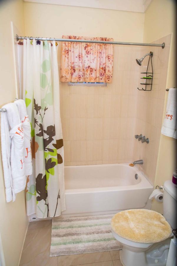 Czar's Romantic Retreat-2 Bedroom Home and Pool - 3