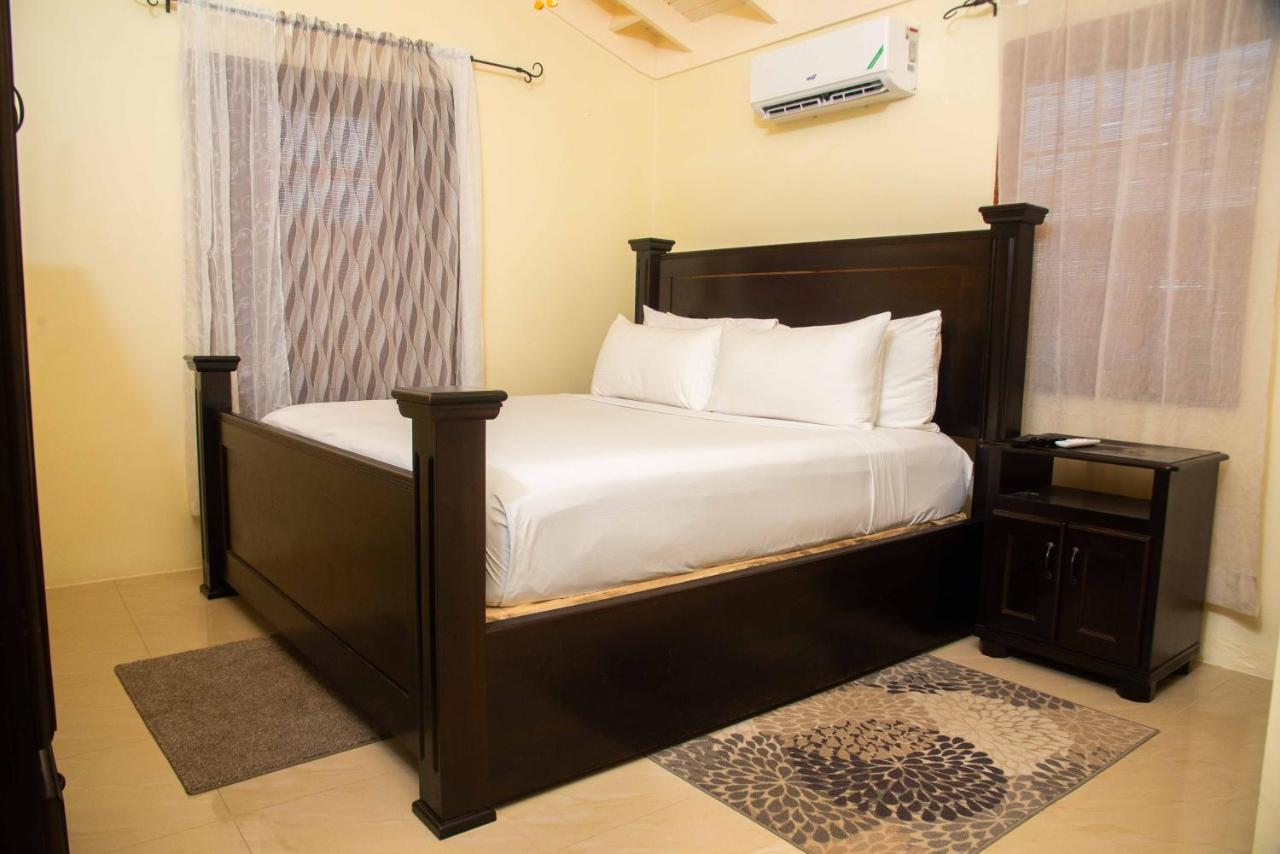 Czar's Romantic Retreat-2 Bedroom Home and Pool - 2