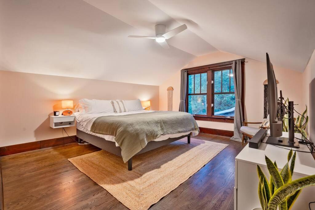 Bright Bungalow in Hip East Nashville Walk to 5 Points - Only 2 miles to Downtown - 4