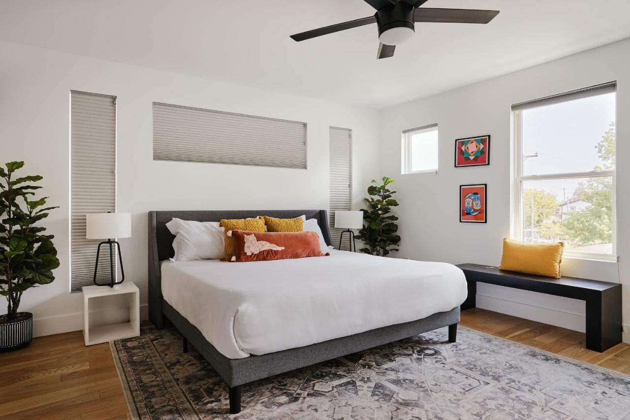 Stylish 3 Bed Retreat, Rooftop, Parking, Sleeps 10, Ensuite Baths, Bunk Room, Gourmet Kitchen, Cozy Living Space, Rooftop Views & Fire Table, Near Downtown, Distilleries & Marathon Village, 24 Hr Hospitality - 2