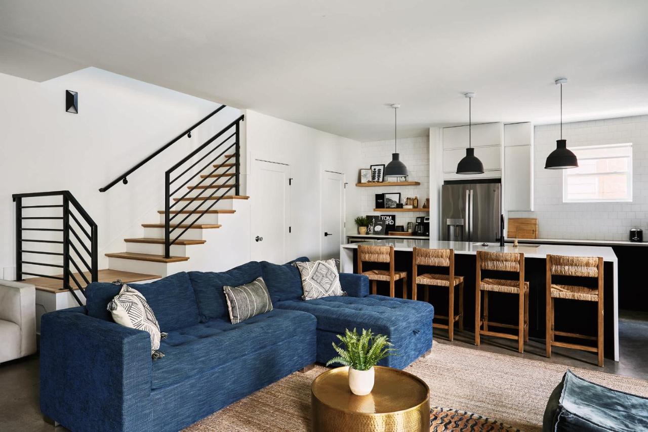 Stylish 3 Bed Retreat, Rooftop, Parking, Sleeps 10, Ensuite Baths, Bunk Room, Gourmet Kitchen, Cozy Living Space, Rooftop Views & Fire Table, Near Downtown, Distilleries & Marathon Village, 24 Hr Hospitality