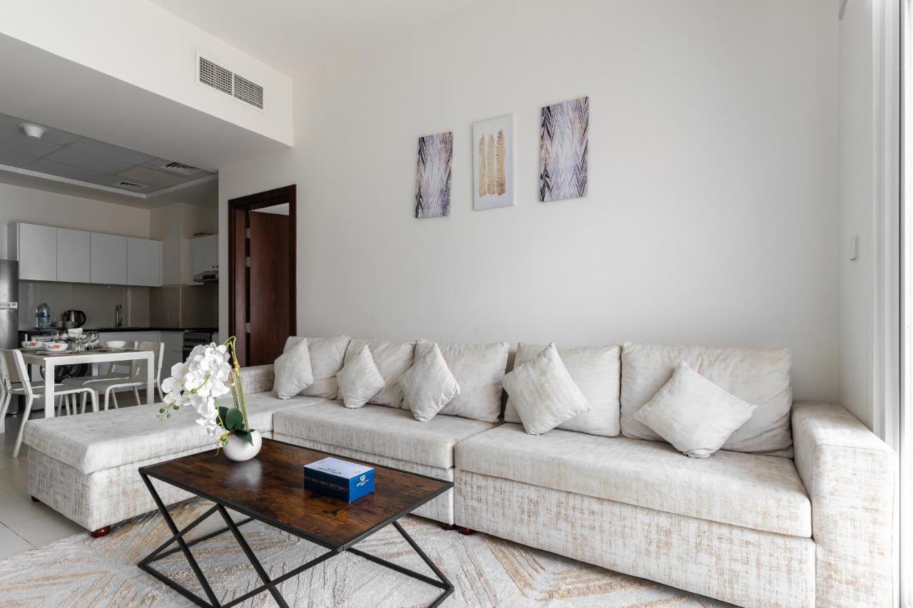 Simply Comfort Vacation Homes Rental Binghatti Gateway Family 2BR with Balcony, Close to Dubai Mall & Burj Khalifa - 5