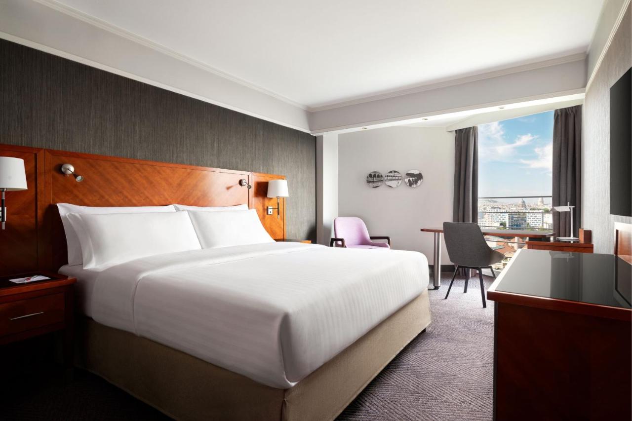 Deluxe King Room with City View