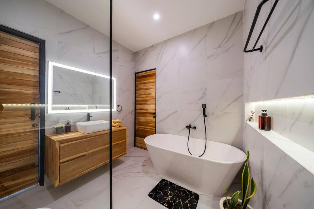 Luxury 5br villa Jacuzzi Canggu - 3